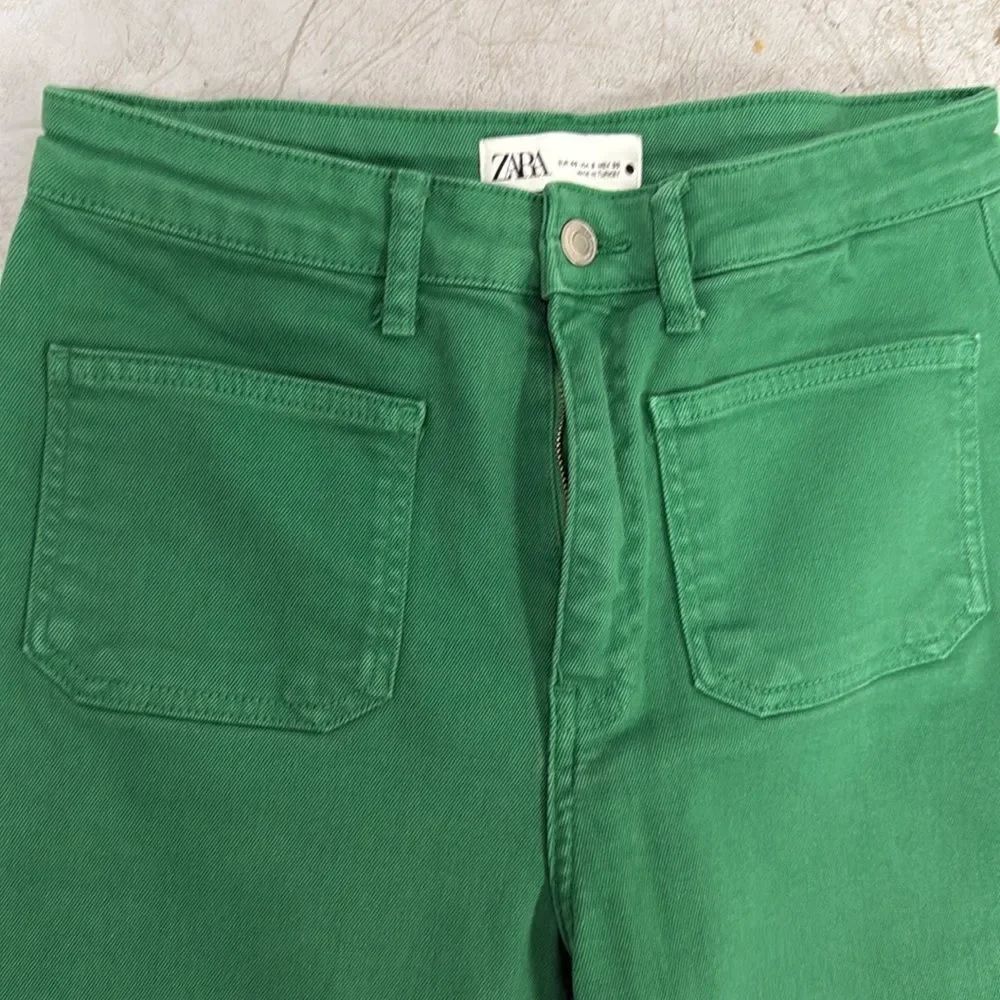 Zara Green Straight Leg Jeans with Raw Hem - Size 8 - Brand NWT - Picture 2 of 4